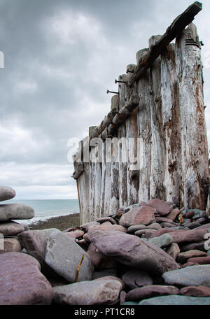 Riesige, hohe, Schwere, zu verteidigen und schadlos zu halten, die Bewegung der Felsen am Strand vom Meer Gezeiten und Wind verschoben. Stockfoto