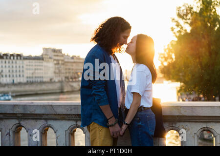 Frankreich, Paris, zärtlich junges Paar an Seine bei Sonnenuntergang Stockfoto