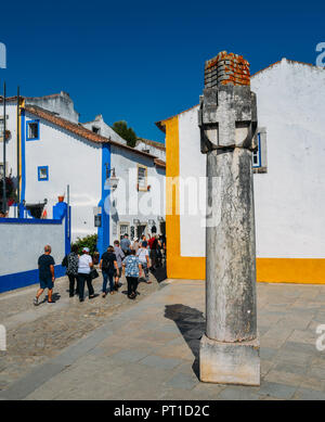 Obidos, Portugal - Sept 25, 2018: die mittelalterliche Stadt Pranger ab Direita Straße aus gesehen. Obidos ist eine mittelalterliche Stadt in Wänden Stockfoto