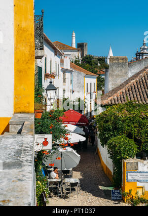 Obidos, Portugal - Sept 25, 2018: Touristen und Geschäfte in den typischen Gassen des alten befestigten Dorf Obidos, Oeste Leiria District, Portugal Stockfoto