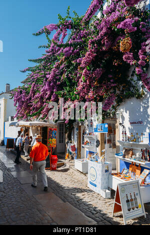 Obidos, Portugal - Sept 25, 2018: Touristen und Geschäfte in den typischen Gassen des alten befestigten Dorf Obidos, Oeste Leiria District, Portugal Stockfoto