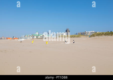 Strand von Noordwijk aan Zee, Niederlande, Beach Clubs in den Dünen und Hotels im Hintergrund Stockfoto