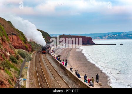 DAWLISH, Devon, Großbritannien - 4 Okt 2018: The Flying Scotsman am Abend laufen von Taunton zu Plymouth. Hier gesehen, die entlang der Wand in Dawlish. Stockfoto