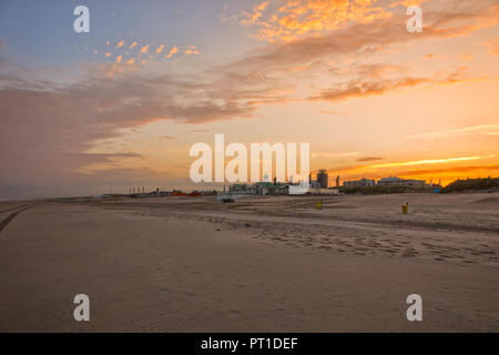 Sonnenuntergang am Strand von Noordwijk ann Zee, Niederlande Stockfoto