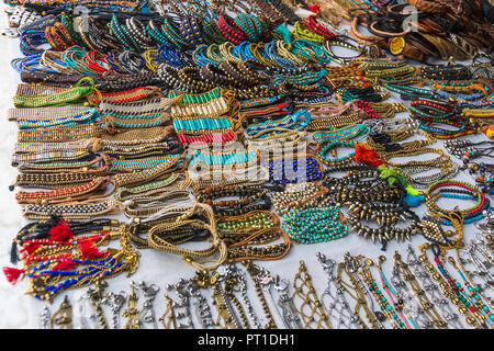 Farbige Schmuck vom Strand GOKARNA OM BEACH INDIEN. Armbänder in verschiedenen Farben und Formen für den Verkauf auf der Straße Zähler Stockfoto