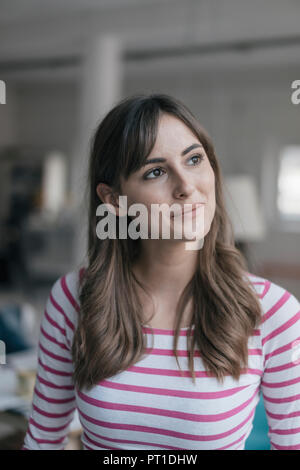 Porträt eines lächelnden, selbstbewusste junge Frau Stockfoto