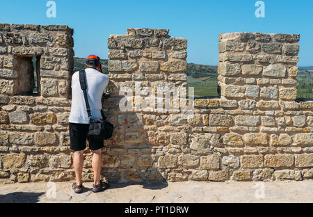 Lone nicht identifizierbare Touristische auf Schloss Stadtmauer in Castelo de Obidos, Obidos, Leiria District, Pinhal Litoral, Portugal Stockfoto