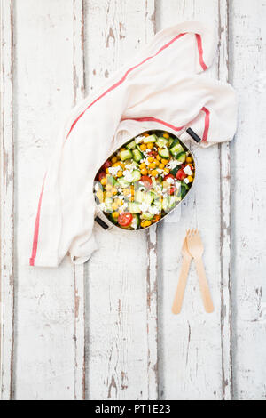 Lunch Box von Salat mit Kichererbsen geröstet mit Kurkuma, Feta, Gurken, Tomaten und Petersilie Stockfoto