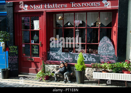 Rot lackiert Mad Hatters Teestuben mit Laurel und Hardy, Bug Fenster auf der traditionell hohe Straße von Ulverston im Lake District, Cumbria, England Stockfoto