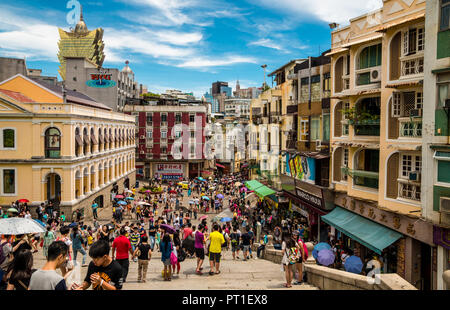 Macau, China - Juli 11, 2014: Blick auf die mit Touristen überfüllten Straßen Largo da Companhia de Jesus und die Rua de Sao Paulo von den Ruinen von... Stockfoto