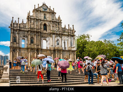 Macau, China - Juli 11, 2014: eine grosse Masse von Touristen mit Sonnenschirmen vor der berühmten Wahrzeichen "Ruinen von St. Paul" bewundern, Posieren und p Stockfoto