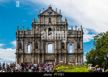 Macau, China - Juli 11, 2014: Tolle Aussicht auf die Ruinen von St. Paul" mit Touristen vor. Das Wahrzeichen aus dem 17. Jahrhundert und portugiesische Kirche ist... Stockfoto