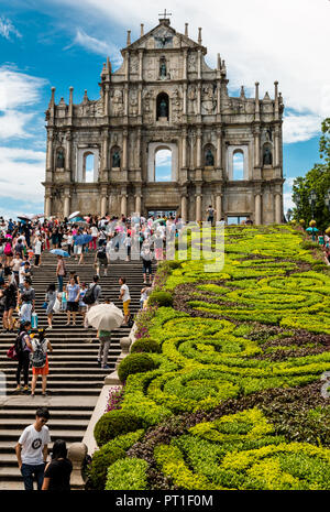 Macau, China - Juli 11, 2014: Schöne Aussicht auf die beliebte Touristenattraktion "Die Ruinen von St. Paul" Mit dem Treppenhaus und Sträucher. Die ehemalige portugiesische... Stockfoto