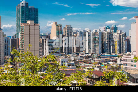 Blick auf das Wohngebiet im historischen Zentrum von Macau an einem schönen sonnigen Tag mit einem blauen Himmel. Die Hochhäuser sind in der Umgebung des älteren... Stockfoto