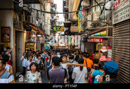 Macau, China - Juli 11, 2014: grosse Masse der Touristen zu Fuß auf den berühmten engen "Rua de Sao Paulo" Straße mit vielen Geschäften an der Seite. Es führt zu... Stockfoto