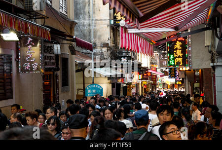 Macau, China - Juli 11, 2014: Der berühmte Straße Rua de Sao Paulo, charakteristisch für Macau mit vielen Geschäften links und rechts, ist überfüllt von... Stockfoto