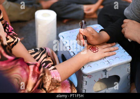 Henna Tattoo auf der Braut Hand in ihrer Hochzeitsnacht. asiatische Kultur und Tradition Konzept Stockfoto