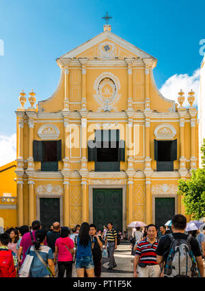 Macau, China - Juli 11, 2014: Viele Touristen stehen vor dem berühmten St. Dominic's Kirche, einer späten 16. Jahrhundert im Stil des Barock Kirche... Stockfoto