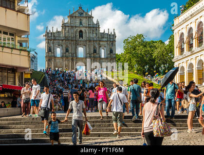 Macau, China - Juli 11, 2014: eine großartige Aussicht auf die Ruinen von St. Paul" von einem niedrigeren Punkt am Largo da Companhia de Jesus. Die berühmten Sehenswürdigkeiten... Stockfoto