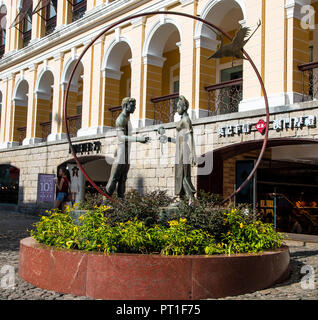 Macau, China - Juli 11, 2014: Die Freundschaft Statue am Largo da Companhia de Jesus, der Fuß des St Paul's Kirche. Ein chinesisches Mädchen Übergabe einer Lotus... Stockfoto