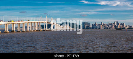 Tollen Panoramablick an einem sonnigen Tag der Macau Friendship Bridge oder Amizade Brücke, die die Halbinsel verbindet und Taipa Island in der zhujiang... Stockfoto