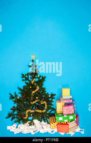 Weihnachtsbaum und Haufen von Weihnachtsgeschenke Stockfoto