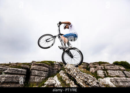 Akrobatische Biker auf Trial Bike Stockfoto