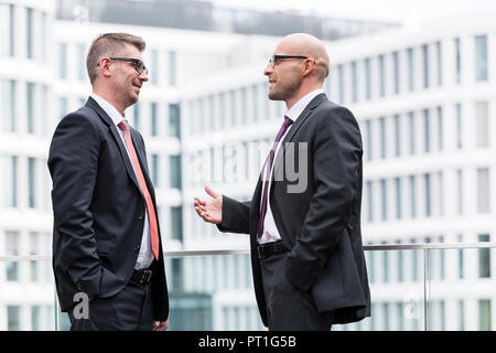 Polen, Warzawa, zwei Geschäftsleute in der Diskussion Stockfoto