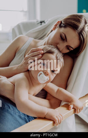 Mutter kuscheln und spielen mit Ihrem Baby Sohn Stockfoto