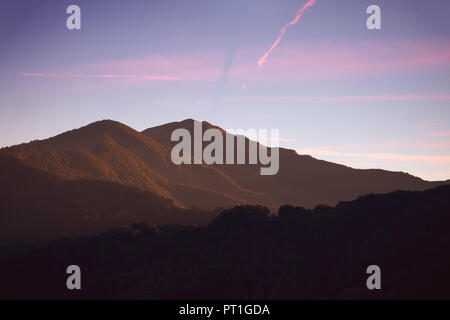 Lunigiana Hügel, im Norden der Toskana, Italien. Schönen Abend Landschaft. Stockfoto