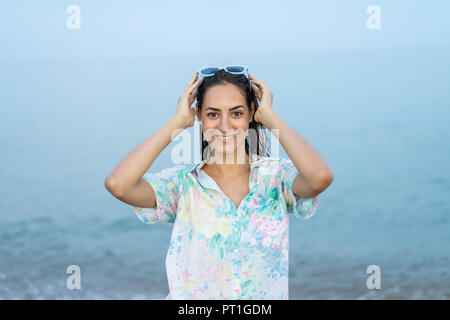 Porträt der lächelnde Frau am Meer. Stockfoto