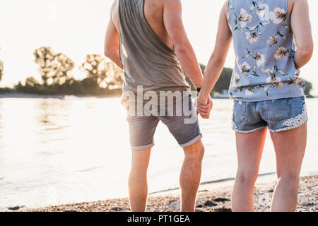 Junges Paar Spaziergänge am Flussufer Stockfoto