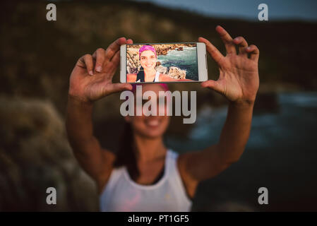 Athlet Frau eine selfie an der Küste in den Abend Stockfoto