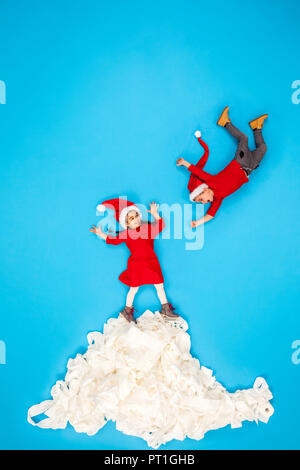 Kinder spielen auf einem Haufen Schnee, Spaß Stockfoto