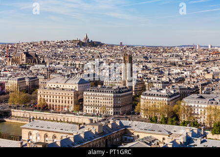 Frankreich, Paris, Stadtzentrum mit Montmatre und Sacre-Coeur Basilika im Hintergrund Stockfoto