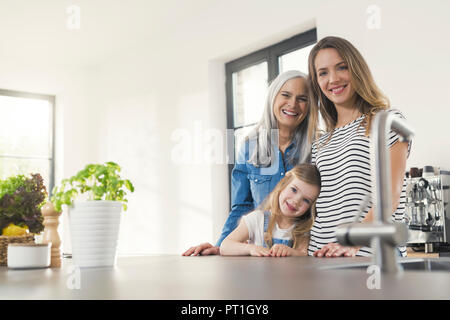 Gerne drei Generationen der Familie in der Küche stehend Stockfoto