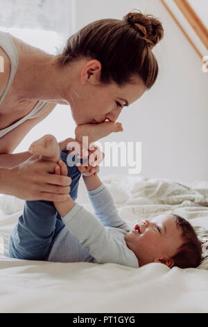 Mutter kuscheln mit ihrem Baby Sohn Stockfoto
