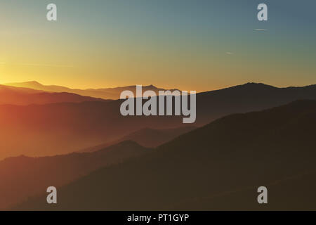 Lunigiana Hügel, im Norden der Toskana, Italien. Schönen Sonnenuntergang Landschaft. Stockfoto