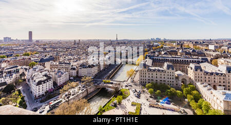 Frankreich, Paris, Stadtzentrum mit Eiffelturm und Tour Montparnasse im Hintergrund Stockfoto