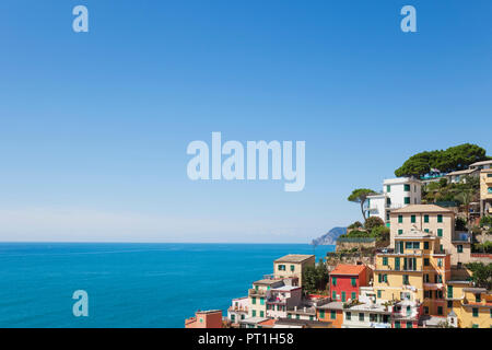 Italien, Ligurien, Cinque Terre, Riomaggiore, Riviera di Levante, typische Häuser und Architektur, typischen bunten Häuser Stockfoto