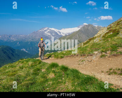 Italien Lombardei, Passo di Val Viola, Mann, e-Bike, in den Bergen mit Action Cam auf dem Helm Stockfoto