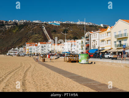 Nazare, Portugal - Sept 25, 2018: Perspektiven der populären Ascensor da nazare oder Nazare Seilbahn von Nazare Sitio werden im oberen Teil der Stadt Stockfoto