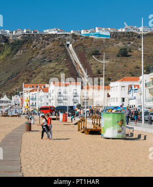 Nazare, Portugal - Sept 25, 2018: Perspektiven der populären Ascensor da nazare oder Nazare Seilbahn von Nazare Sitio werden im oberen Teil der Stadt Stockfoto