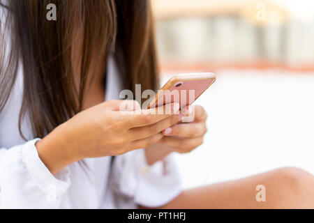 Woman's Hände halten Handy, close-up Stockfoto