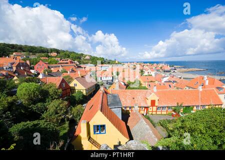 Luftaufnahme der kleinen Stadt - mit schönen, kleinen Häuser - am Meer, Gudhjem, Bornholm, Dänemark Stockfoto