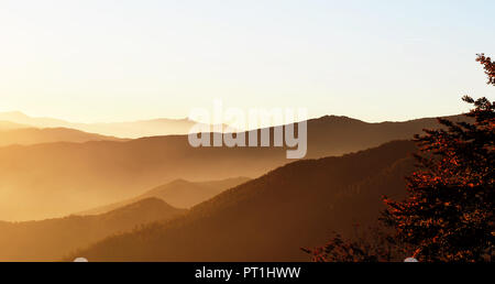 Lunigiana Hügel, im Norden der Toskana, Italien. Schönen Abend Landschaft im Herbst fallen. Stockfoto