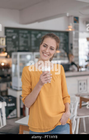 Junge Unternehmer in ihrem Café stehend, trinken Kaffee Stockfoto