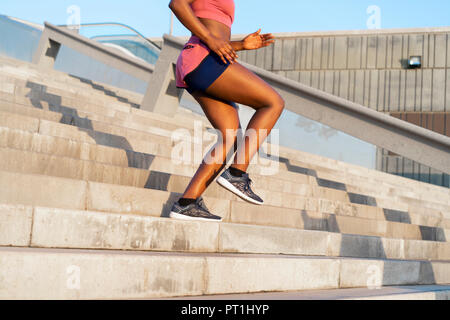 Junge Frau während des Trainings auf Treppen Stockfoto