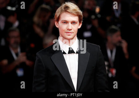 Venedig, Italien - 30. August: Joe Alwyn Spaziergänge auf dem roten Teppich der Film "Liebling" Während das 75. Filmfestival von Venedig am 30. August 2018 in Veni Stockfoto