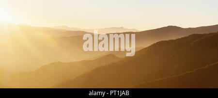 Panorama. Lunigiana Hügel, im Norden der Toskana, Italien. Schönen Abend Landschaft. Stockfoto